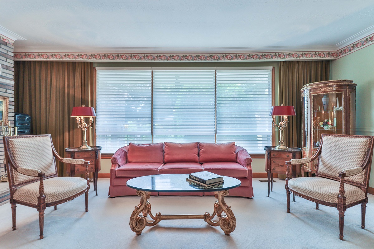 6 Parmbelle Cres living room with pink sofa, two armchairs and oval table.