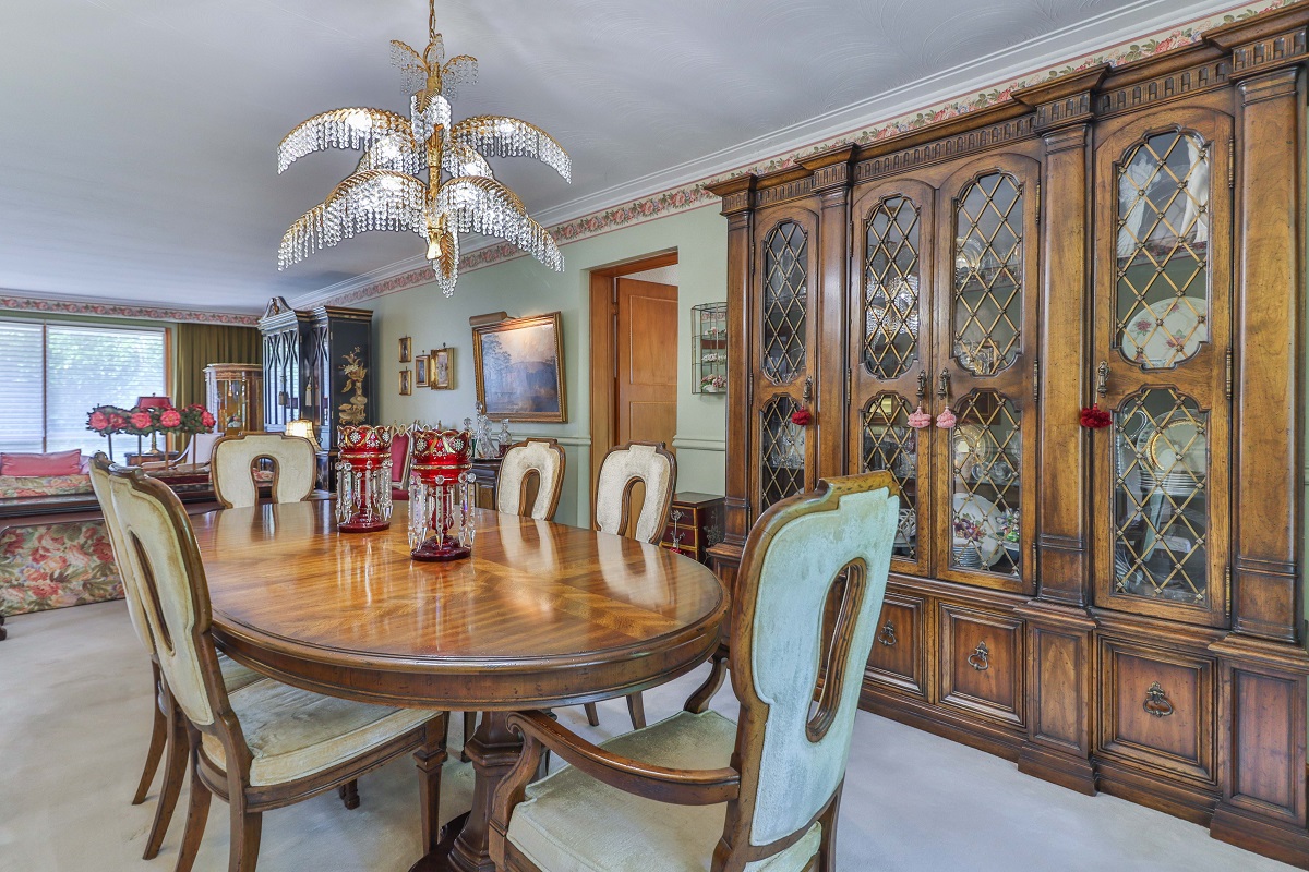 Dining room with fancy chandelier