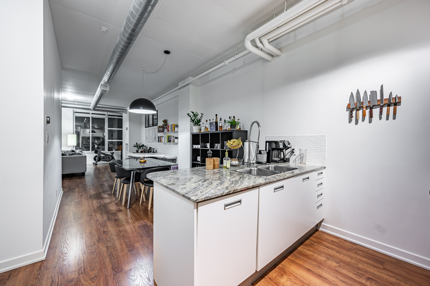 380 Macpherson Ave Suite 517 kitchen breakfast bar wall mounted knives Beautiful breakfast bar with kitchen knives mounted to magnetic strip on wall.