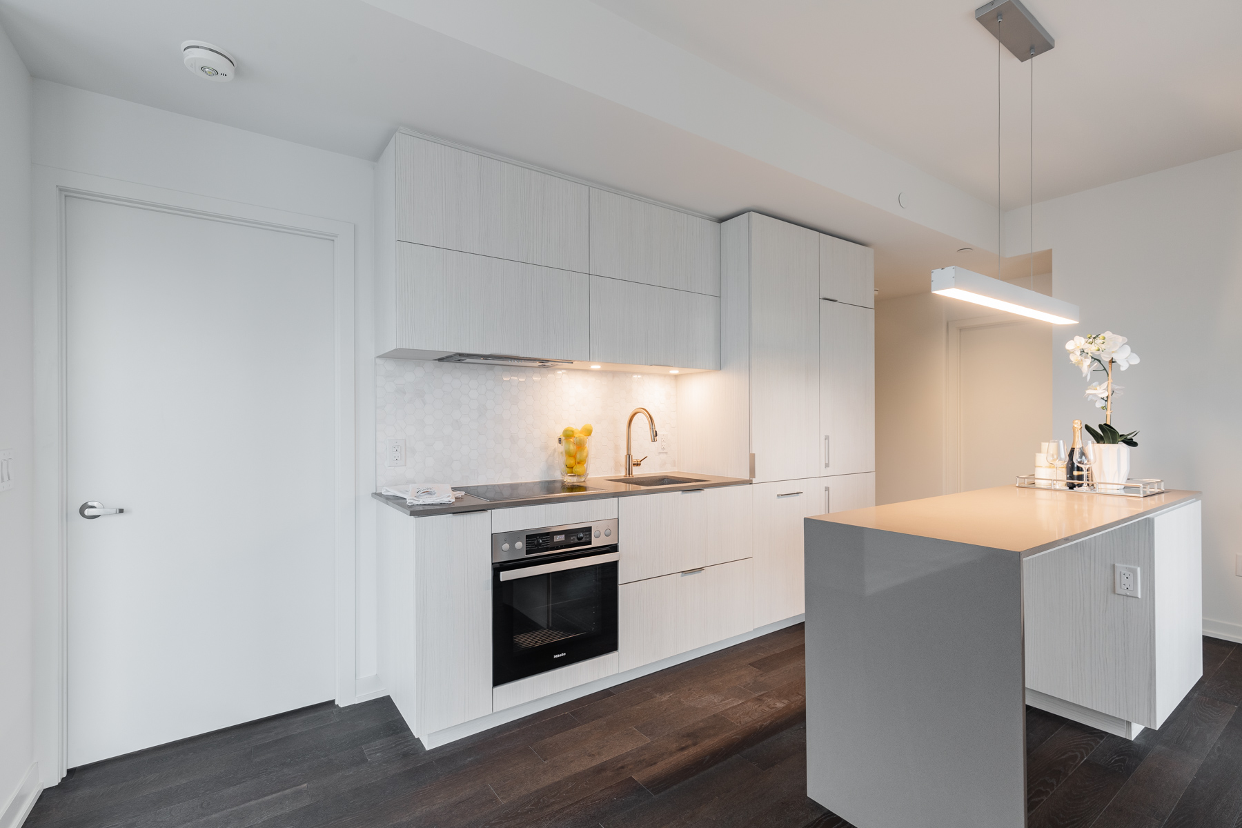 20 richardson st unit 3108 upgraded kitchen with centre island 20 richardson st unit 3108 upgraded kitchen with centre island