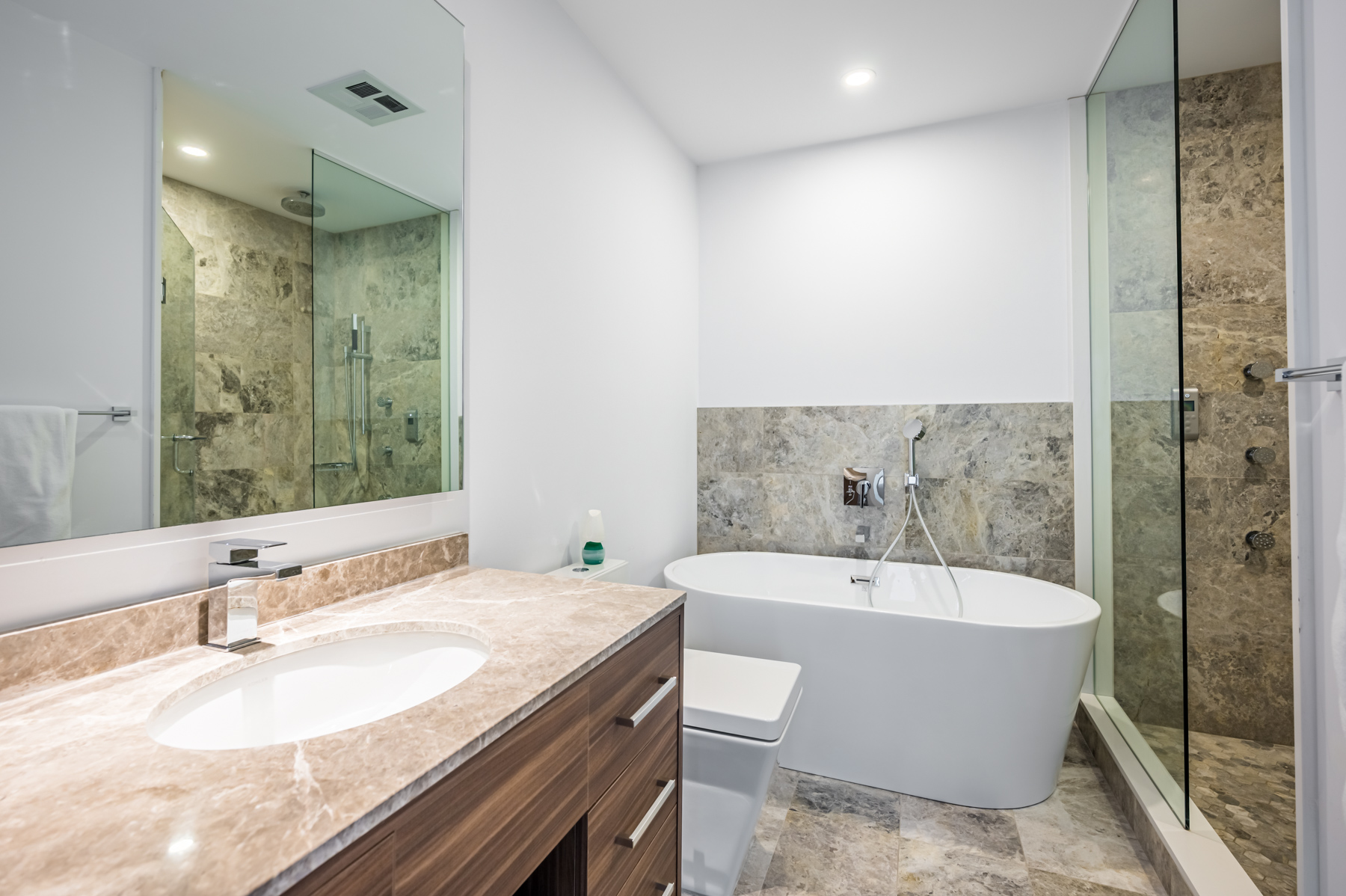 master bathroom soaker tub 488 University Ave Unit 4610 488 University Ave 4610 master bath with soaker tub.