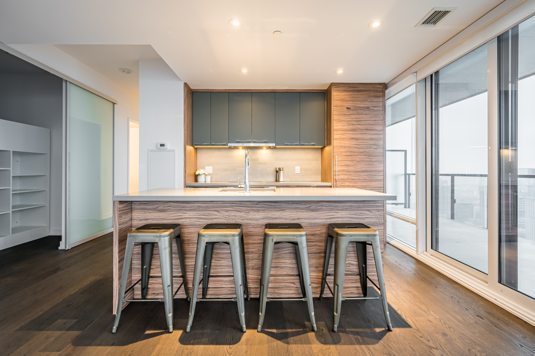 488 University Ave Unit 4610 kitchen island stools Modern kitchen island with warm colours – 488 University Ave 4610.