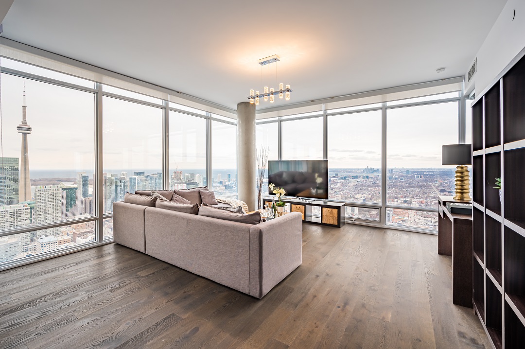 488 University Ave Unit 4610 hardwood floors floor to ceiling windows Condo living and dining room with hardwood floors, stylish lighting and floor-to-ceiling windows.