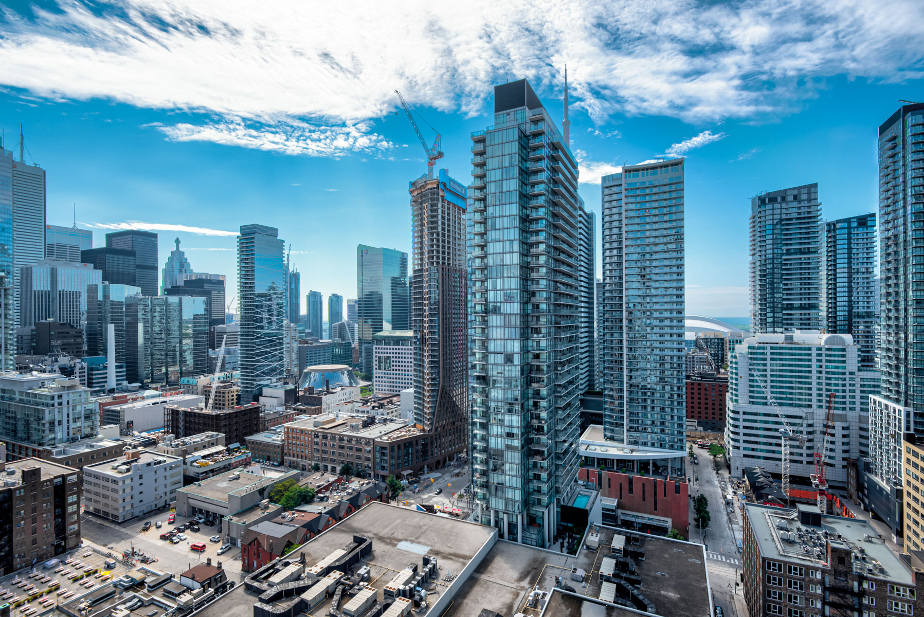 Toronto skyline showing 2021 Toronto condo market.