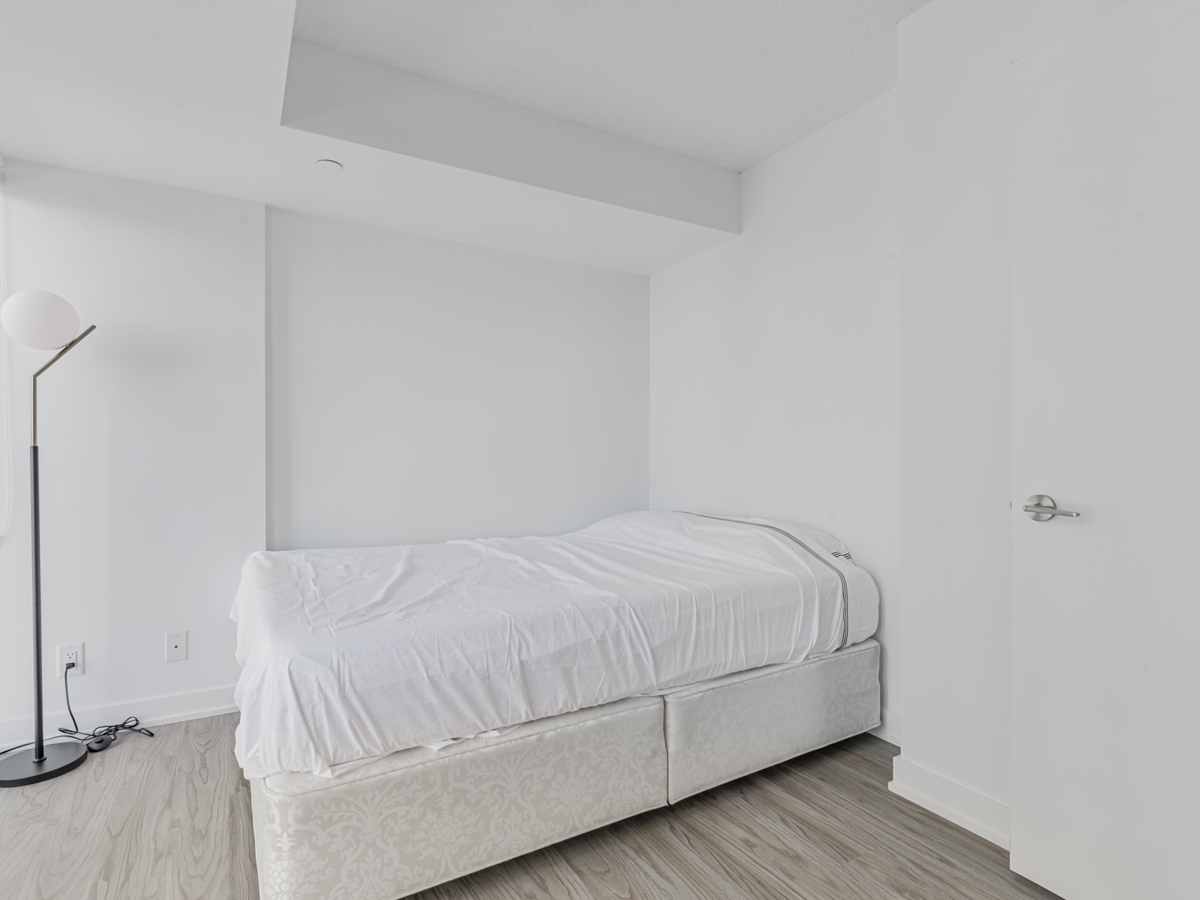 Primary bedroom with neutral colours – 38 Monte Kwinter Court Unit 423.