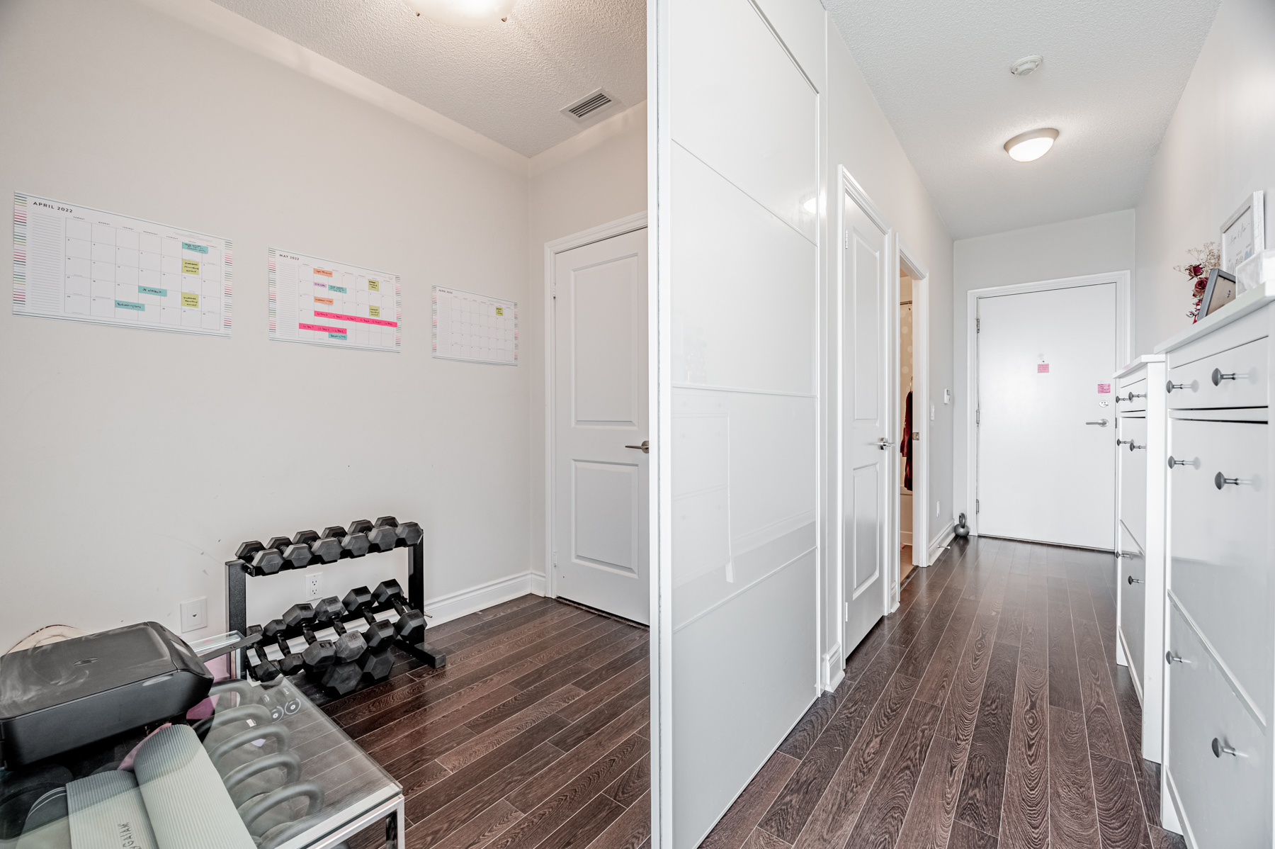 17. 90 Stadium Rd Unit 824 den washroom Condo den close to washroom.