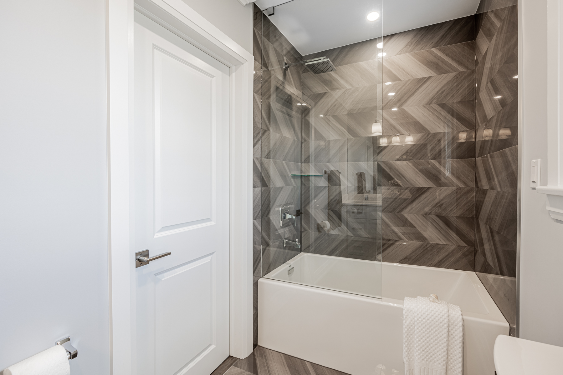 Soaker tub with rain shower and glass partition – 3 Logwood Court.