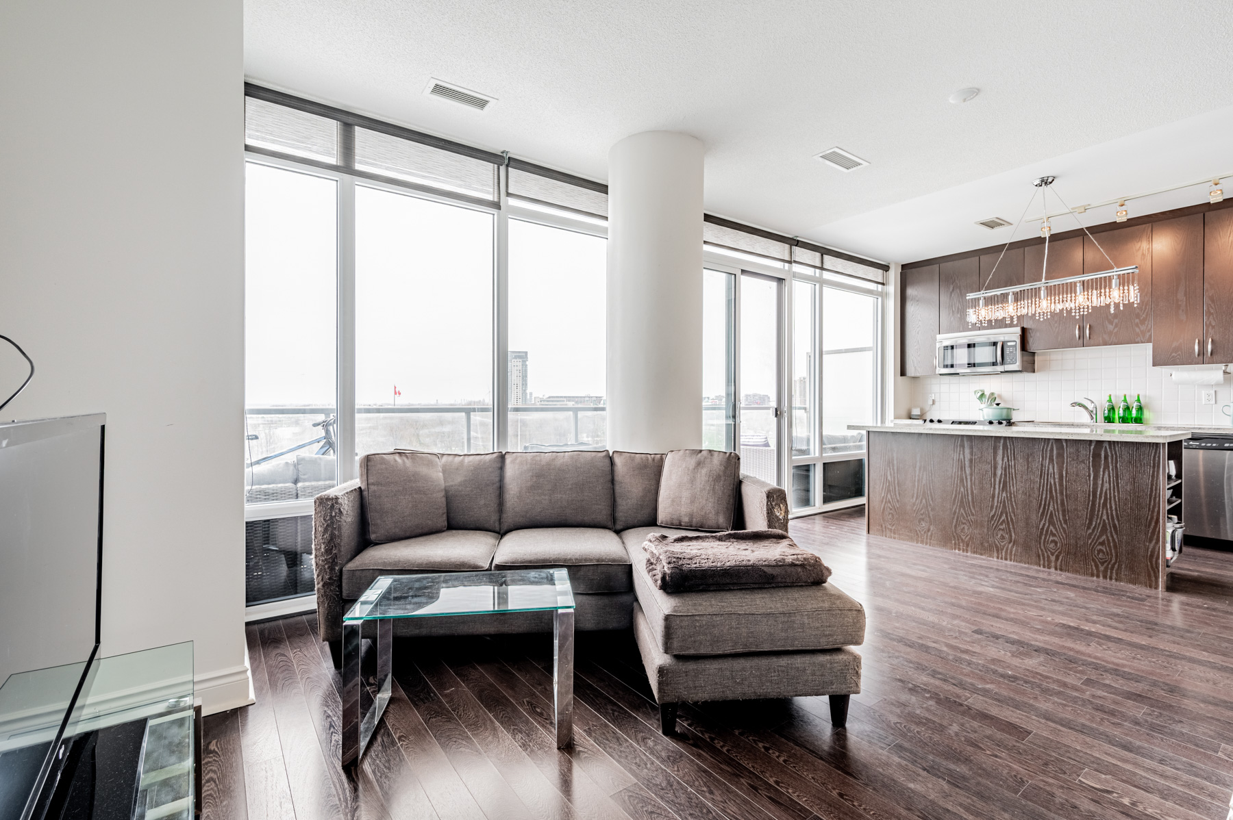 2. open concept condo 90 Stadium Rd Unit 824 90 Stadium Rd Unit 824 open-concept living and dining area with high ceilings.