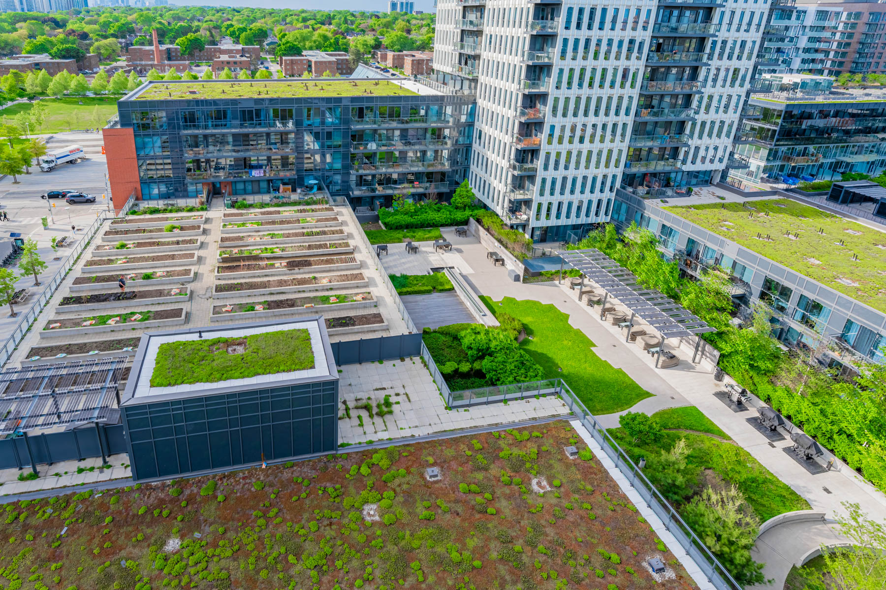 Condo with rooftop gardens and landscaped terraces – One Park Place