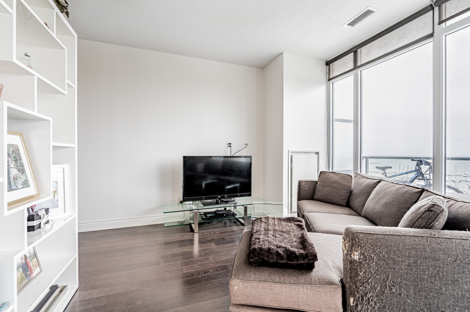 3. brightly lit condo living room 90 Stadium Rd Unit 824 Large windows lighting up condo living room.