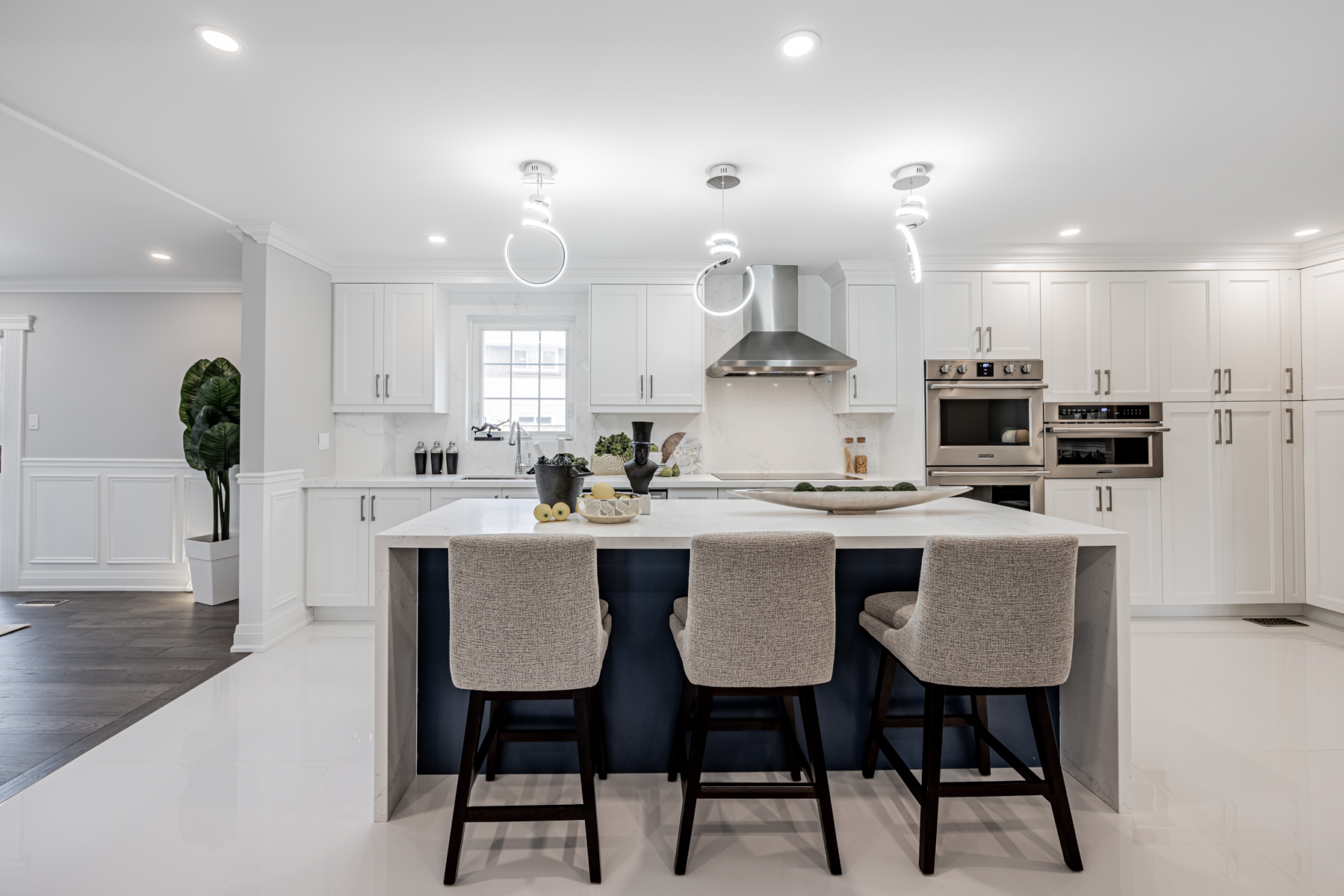 3 Logwood Court kitchen with 3 LED chandeliers and quartz island.