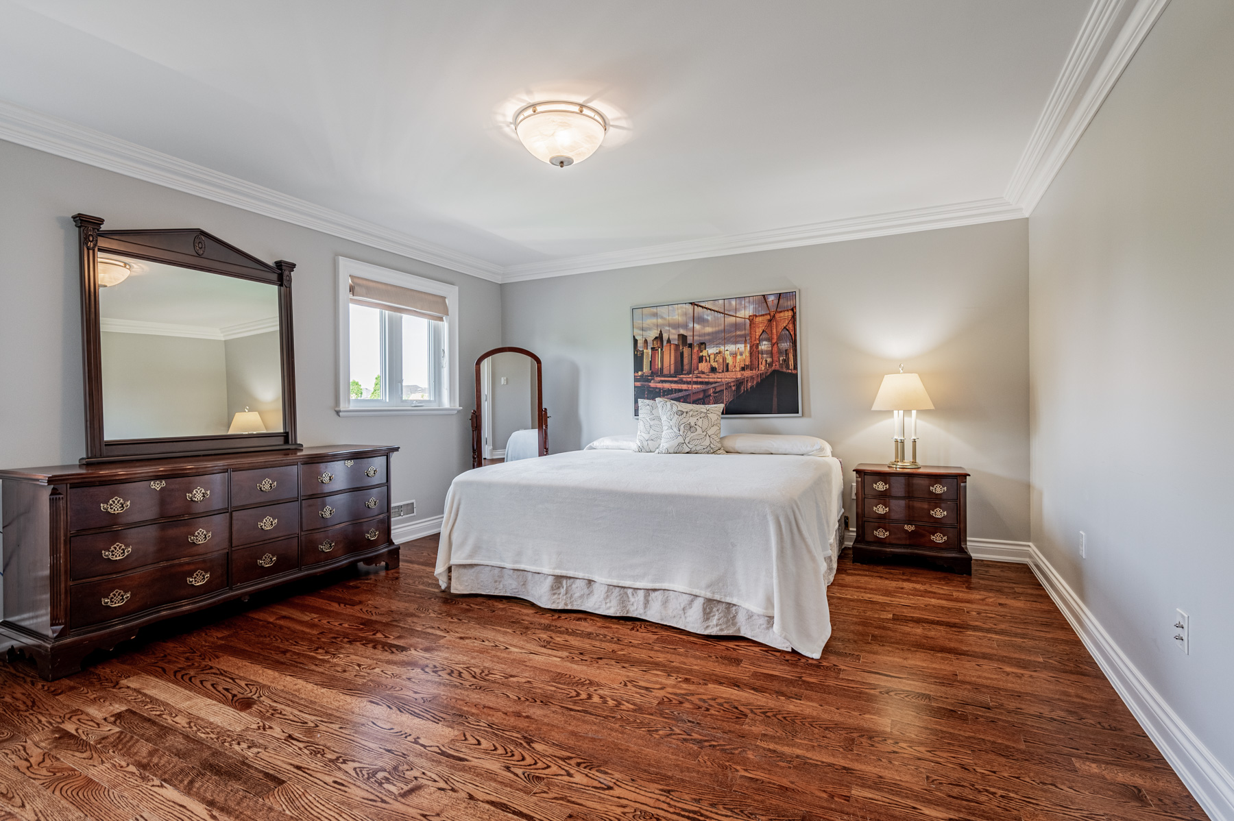 Large bedroom with dresser, bed and nightstand – 12 Highland High.
