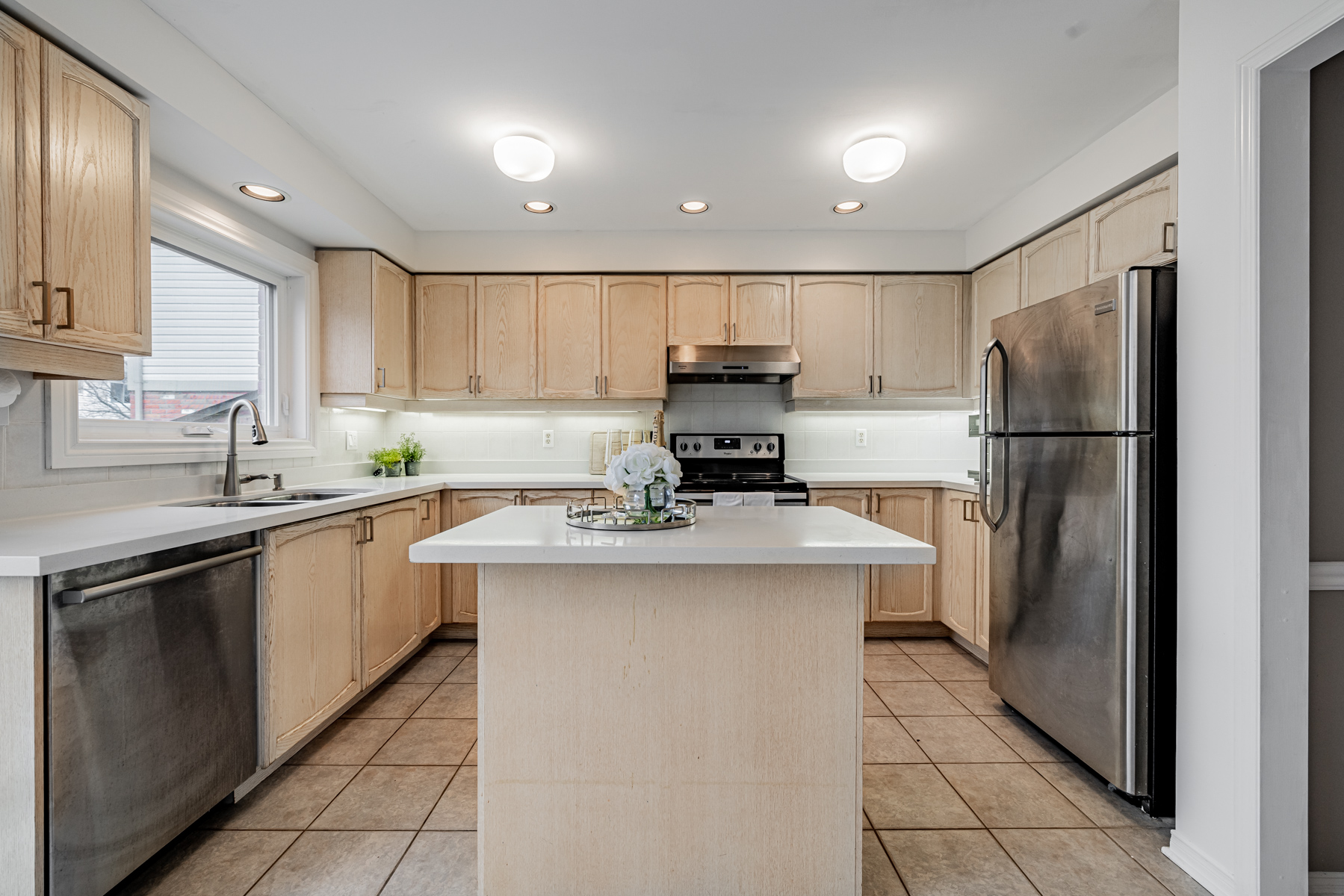 6. u shaped kitchen with lots of cabinets 77 Schouten Crescent 77 Schouten Cres – u-shaped kitchen with lots of cabinets.